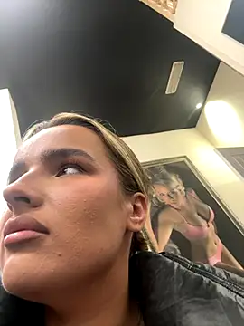 Snapshot of maisiesmithx chatting on 10/12/25, 04:22 maisiesmithx online show from 10/12/25, 04:22