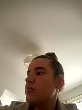 Snapshot of maisiesmithx chatting on 10/13/25, 11:32 maisiesmithx online show from 10/13/25, 11:32