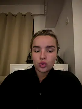 Snapshot of maisiesmithx chatting on 10/26/25, 10:25 maisiesmithx online show from 10/26/25, 10:25