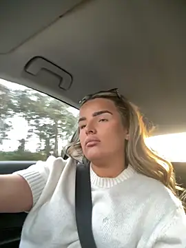 Snapshot of maisiesmithx chatting on 10/27/25, 04:22 maisiesmithx online show from 10/27/25, 04:22