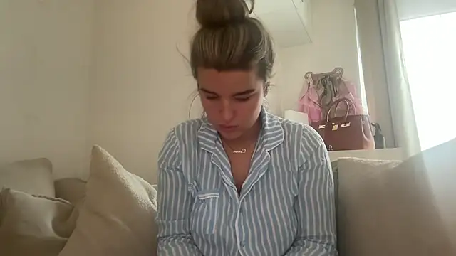 Snapshot of maisiesmithx chatting on 10/28/25, 12:09 maisiesmithx online show from 10/28/25, 12:09