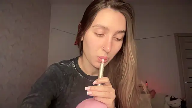 Snapshot of kikkymoore chatting on 10/12/25, 06:18 kikkymoore online show from 10/12/25, 06:18