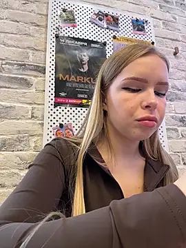 mur girl online show from 10/31/25, 09:43