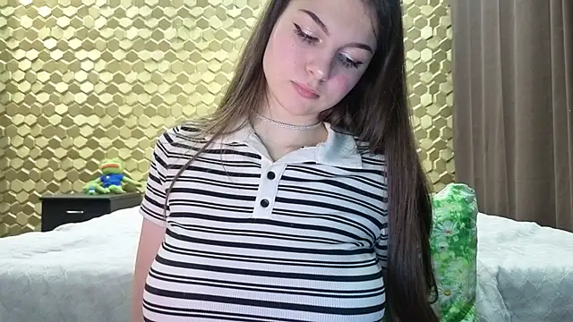 emonyashka  online show from 04/17/26, 06:11