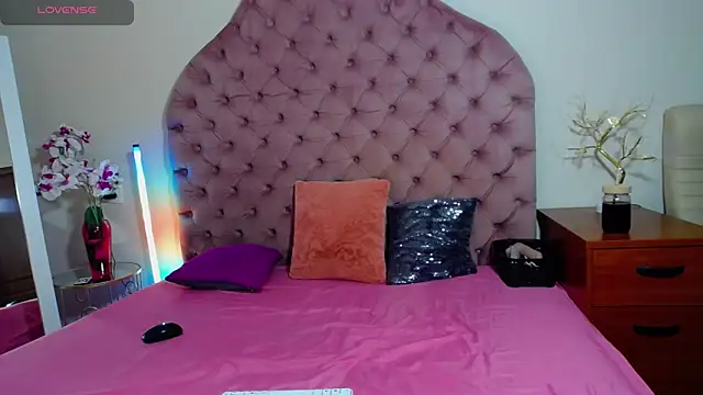 Erikka   online show from 04/11/26, 06:29