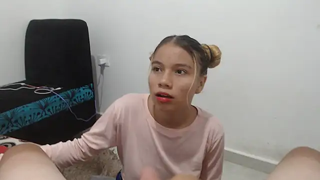 Snapshot of Naomi991 chatting on 03/13/25, 08:32 Naomi991 online show from 03/13/25, 08:32