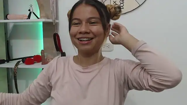 Snapshot of Naomi991 chatting on 09/23/25, 08:34 Naomi991 online show from 09/23/25, 08:34