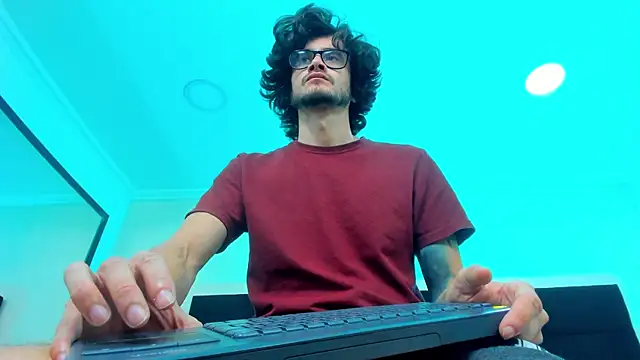 Loggan donnelly online show from 02/02/25, 12:51