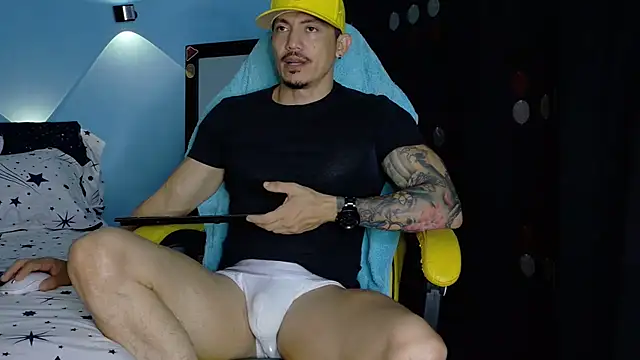 Snapshot of Alex_motta chatting on 07/13/26, 03:42 Alex motta online show from 07/13/26, 03:42