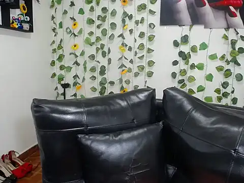 Snapshot of OLIVIAMISSY_02 chatting on 11/21/25, 01:32 OLIVIAMISSY 02 online show from 11/21/25, 01:32