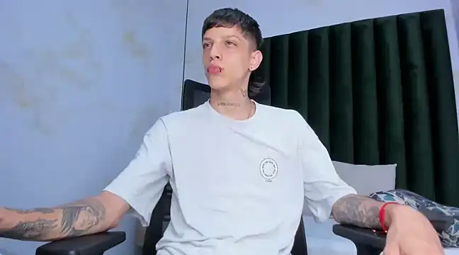 Snapshot of Adam_hard_ chatting on 12/04/24, 07:34 Adam hard online show from 12/04/24, 07:34