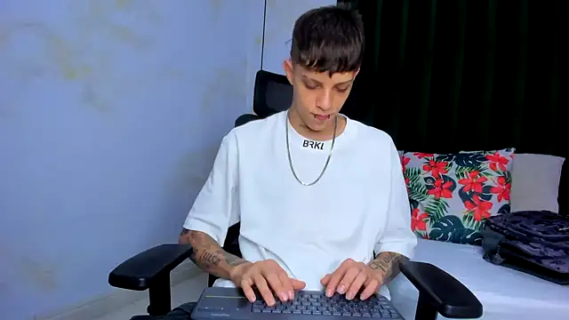 Snapshot of Adam_hard_ chatting on 01/17/25, 07:49 Adam hard online show from 01/17/25, 07:49