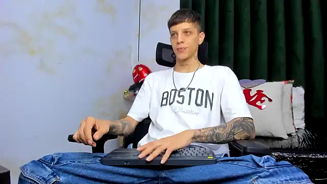 Snapshot of Adam_hard_ chatting on 02/14/25, 08:48 Adam hard online show from 02/14/25, 08:48