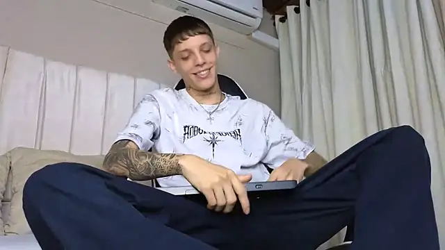 Snapshot of Adam_hard_ chatting on 09/11/25, 08:20 Adam hard online show from 09/11/25, 08:20