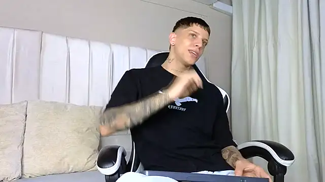 Snapshot of Adam_hard_ chatting on 09/23/25, 08:12 Adam hard online show from 09/23/25, 08:12