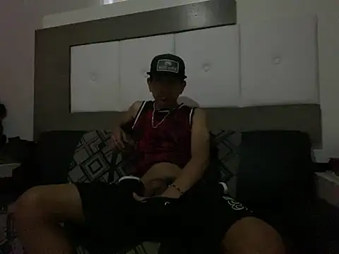 Snapshot of oiram27 chatting on 05/19/26, 03:40 oiram27 online show from 05/19/26, 03:40