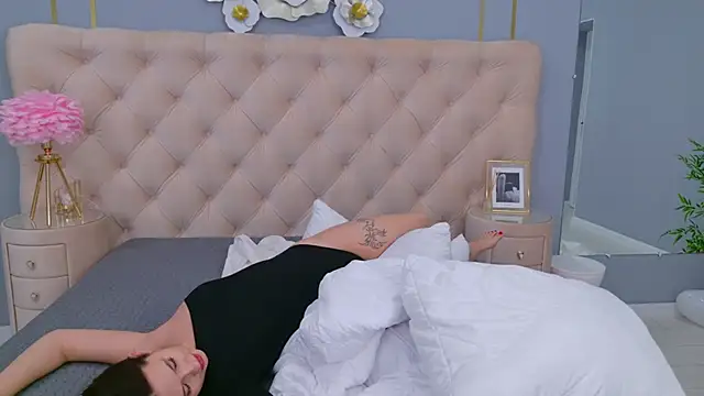 milaleoneli online show from 02/12/25, 06:40