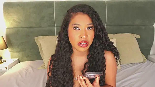 IzzyyBeelmonth online show from 03/06/25, 11:03