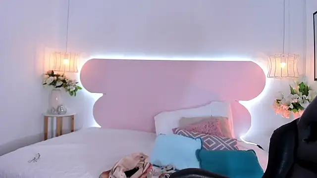 naomiii   online show from 10/01/25, 11:49