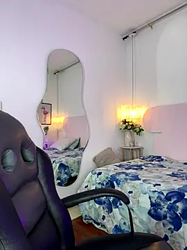 naomiii   online show from 10/18/25, 11:44