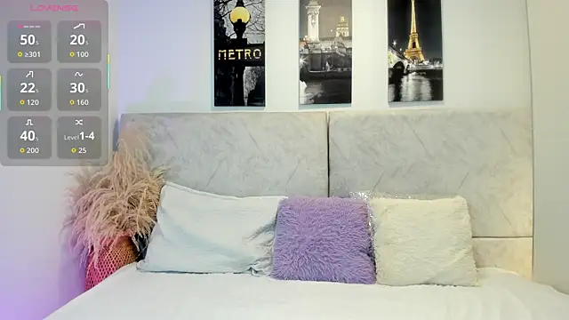 naomiii   online show from 04/18/26, 11:47