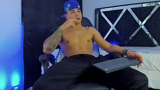 SantiagoReyesFtt online show from 12/31/24, 01:47