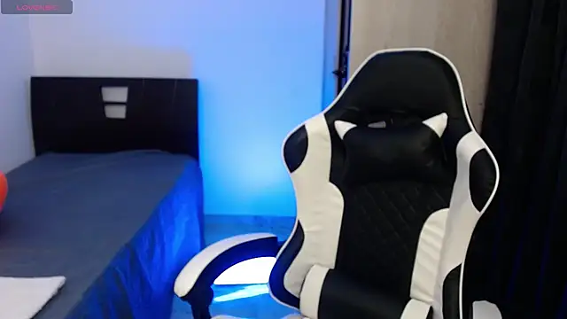 abigail monore  online show from 04/25/26, 04:48