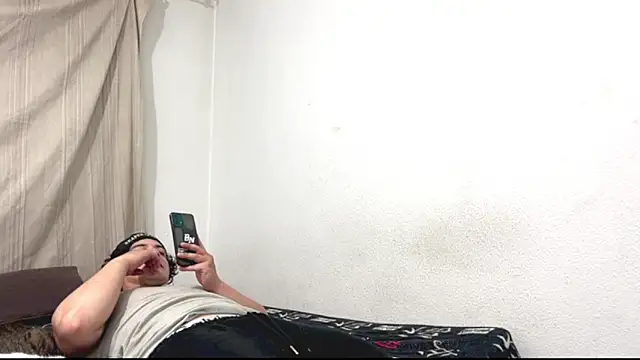 Snapshot of logan_x3 chatting on 04/06/26, 04:46 logan x3 online show from 04/06/26, 04:46