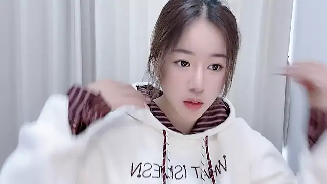 chloe-01 online show from 12/27/24, 04:26