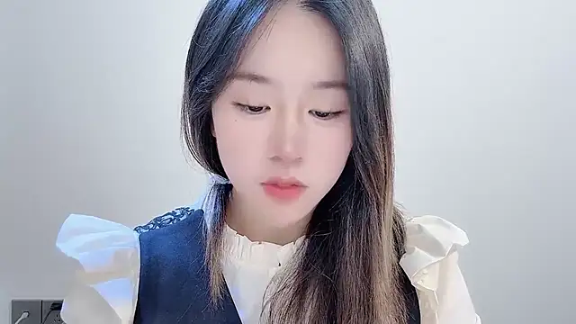 chloe-01 online show from 11/17/25, 04:07