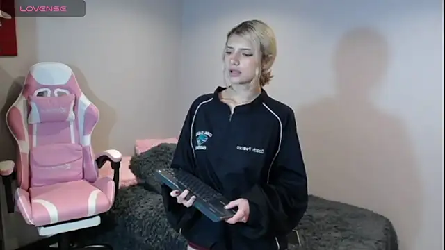 HiScarlett online show from 02/03/25, 12:25