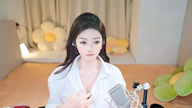 Snapshot of Eimile chatting on 12/07/24, 02:57 Eimile online show from 12/07/24, 02:57