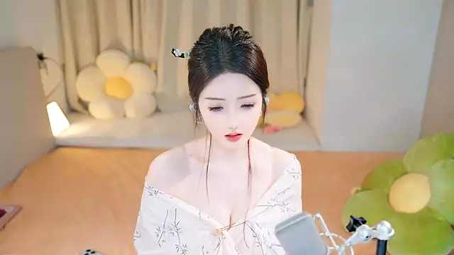 Snapshot of Eimile chatting on 12/08/24, 06:06 Eimile online show from 12/08/24, 06:06