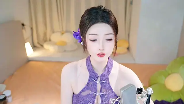 Snapshot of Eimile chatting on 12/12/24, 03:16 Eimile online show from 12/12/24, 03:16