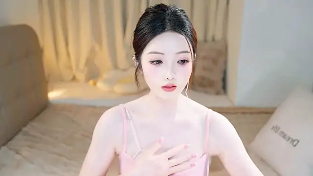 Snapshot of Eimile chatting on 03/07/25, 06:11 Eimile online show from 03/07/25, 06:11