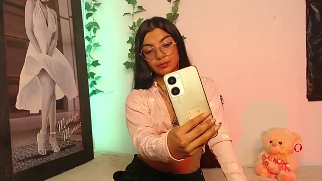 Snapshot of sofi_soft_ chatting on 01/20/25, 11:43 sofi soft  online show from 01/20/25, 11:43