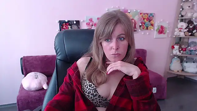 Hot Milady online show from 05/19/26, 07:37
