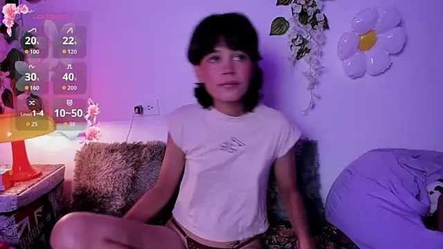 Snapshot of fernanda_indie chatting on 11/15/25, 11:32 fernanda indie online show from 11/15/25, 11:32