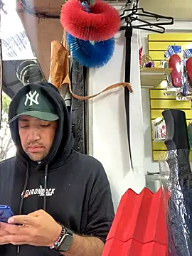 JuanZapata33 online show from 11/04/25, 09:36