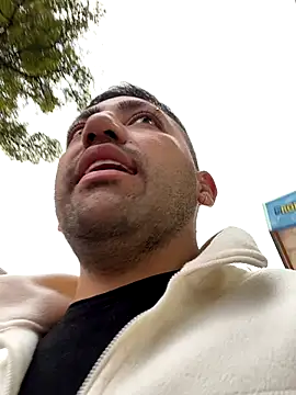 JuanZapata33 online show from 11/05/25, 10:21