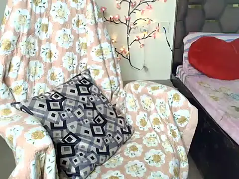 Snapshot of CUTE_princess_143 chatting on 05/13/26, 12:57 CUTE princess 143 online show from 05/13/26, 12:57