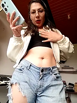Snapshot of VALERY-03_ chatting on 04/27/26, 03:32 VALERY-03 online show from 04/27/26, 03:32