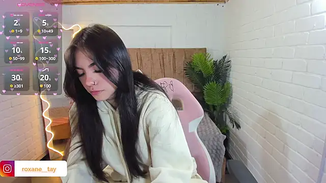 Snapshot of Roxanne_tay chatting on 12/30/24, 07:53 Roxanne tay online show from 12/30/24, 07:53