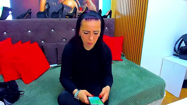 LauraSin online show from 05/01/26, 03:33