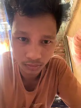 Snapshot of ShroveRising chatting on 10/25/25, 04:31 ShroveRising online show from 10/25/25, 04:31