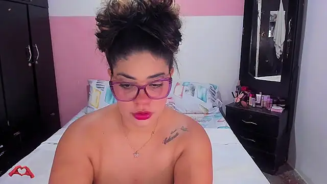 Snapshot of laris_park chatting on 10/24/25, 11:12 laris park online show from 10/24/25, 11:12