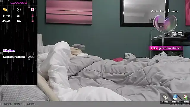 Snapshot of BondBroken chatting on 10/28/25, 07:05 BondBroken online show from 10/28/25, 07:05