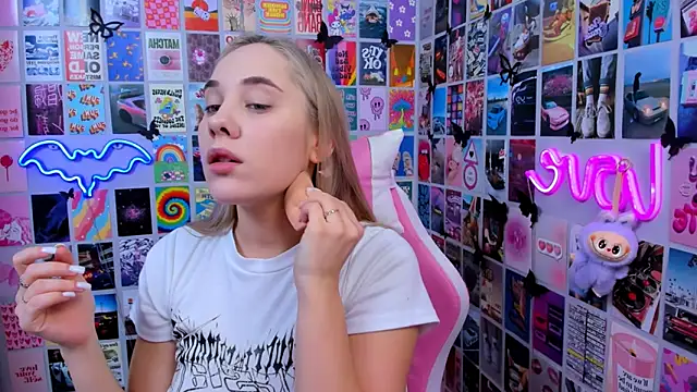 Snapshot of MiaMilas chatting on 12/19/25, 02:57 MiaMilas online show from 12/19/25, 02:57