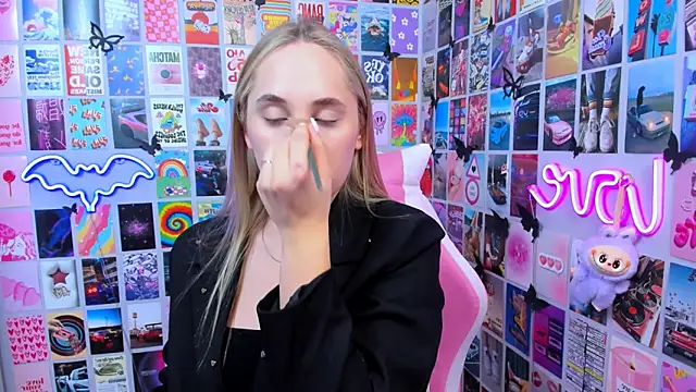 Snapshot of MiaMilas chatting on 12/22/25, 01:52 MiaMilas online show from 12/22/25, 01:52