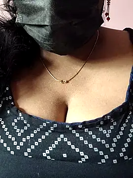 mallu-sumi online show from 11/28/25, 04:15